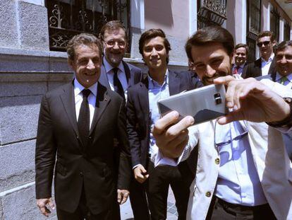 Sarkozy y el presidente Rajoy se hacen un selfie con un admirador.