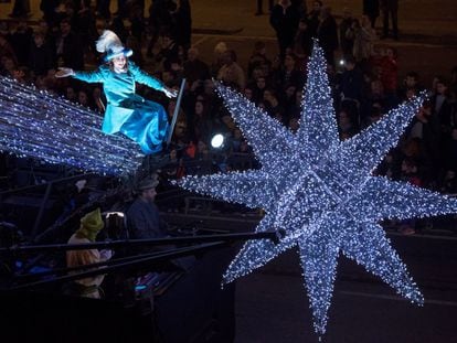 Una de las carrozas de la cabalgata de Los Reyes Magos en Barcelona.