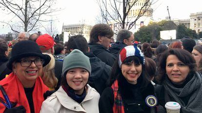 Hilda Garza, Xaingyun Xiao, Priscilla Gabrielle Dur&aacute;n y Jeny S. Mart&iacute;nez este viernes en la explanada frente al Capitolio para seguir la investidura de Trump.