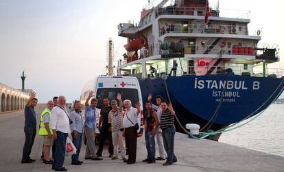 Los marineros del Istanbul B, antes de abandonar el puerto de Tarragona