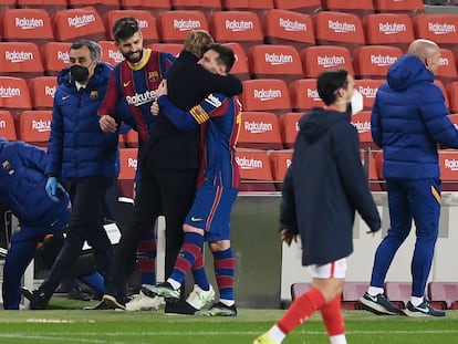 Koeman y Messi se abrazan en presencia de Piqué.