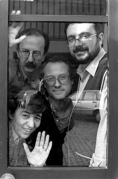 24/12/1997. De izquierda a derecha, Rafael Sender, Tony Rumbau, Enric Palomar y abajo, Ana María Moix.