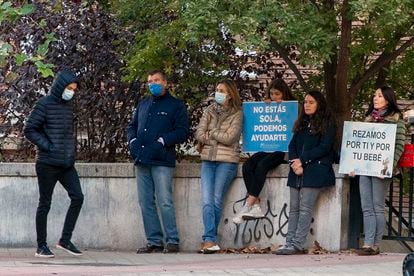 Gente reza y sujeta carteles frente a la clínica Dator, en Madrid el pasado 23 de octubre.