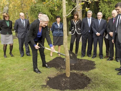 El entonces lehendakari, Patxi López, y Maixabel Lasa, que fue directora de la oficina de Atención a las Víctimas del Terrorismo del Gobierno Vasco entre 2001 y 2012, plantan un árbol en 2019 en la celebración del Día de la Memoria.