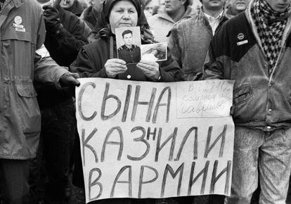Manifestante en Moscú con una pancarta en protesta por la muerte de su hijo soldado.