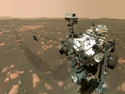 Esta imagen, compuesta con 62 fotos individuales realizadas por 'Perseverance' el 6 de abril, muestra a 'Ingenuity' a unos cuatro metros de distancia del rover, sobre la superficie marciana.