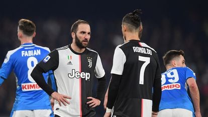 Higuaín conversa con Cristiano Ronaldo durante el partido entre el Nápoles y la Juventus.