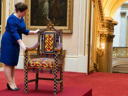 Una encargada de la exhibici&oacute;n de Royal Collection Trust acomoda el trono de Yoruba que fue obsequiado a Isabel II por Nigeria en 1956.
 