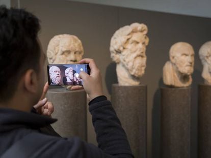 Un visitante del British Museum hace fotos a las cabezas de varios filósofos griegos en 2018.