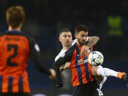 Ferreyra protege el bal&oacute;n ante Kolarov.