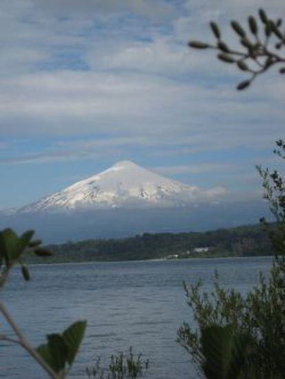 Lago y volc&aacute;n de Villarrica (un cono casi perfecto de 2.847 metros de altitud). Su nombre en lengua mapuche es Rukapillan (la casa del esp&iacute;ritu).