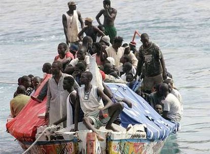 Una patera llena de inmigrantes llega a Tenerife tras ser rescatada por Salvamento Marítimo en septiembre de 2006.