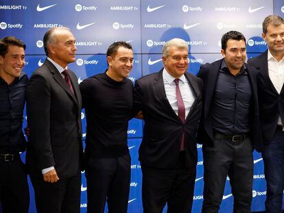 Bojan Krkic, Rafael Yuste, Xavi Hernandez, Joan Laporta y Deco, en el acto de hoy.