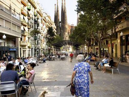 Una mujer mayor camina por el barrio de la Sagrada Familia, en Barcelona.