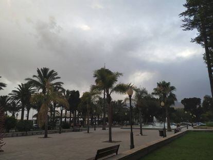 Nubes en el parque Nicolás Salmerón de Almería, el domingo pasado.