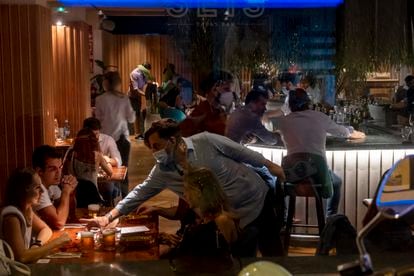 Un grupo de personas en un bar de Sevilla el pasado noviembre.