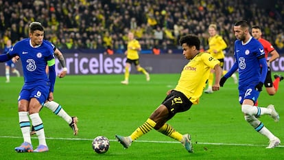 Karim Adeyemi en una acción durante el partido entre el Borussia Dortmund y el Chelsea, este miércoles.