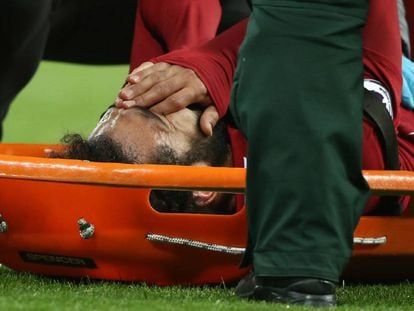 Salah, llora, antes de ser retirado en camilla.
