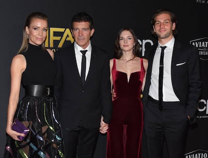 Nicole Kimpel, Antonio Banderas, Stella Banderas y Eli Meyer, en los Hollywood Film Awards, en noviembre.