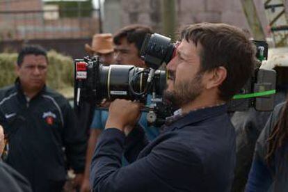Diego Luna sostiene la cámara durante el rodaje de 'Sr. Pig'.