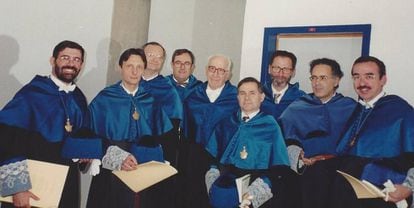 Los matemáticos Ireneo Peral (cuarto por la izquierda), Alberto Pedro Calderón (quinto), Antonio Córdoba (sexto) e Yves Meyer (séptimo), durante la ceremonia de investidura en la UAM en 1997.