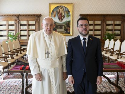 El papa Francisco posa con el presidente catalán, Pere Aragonès, durante un encuentro celebrado en el Vaticano, este lunes.