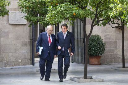 Andreu Mas-Colell y Artur Mas antes de la reunión del Gobierno catalán.
