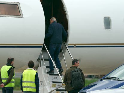 Juan Carlos I subía las escaleras de un avión privado en el aeropuerto vitoriano de Foronda, este martes.