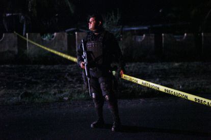 Un policía resguarda el sitio de un enfrentamiento entre el grupo de Mora y otro bando armado, en diciembre de 2014.