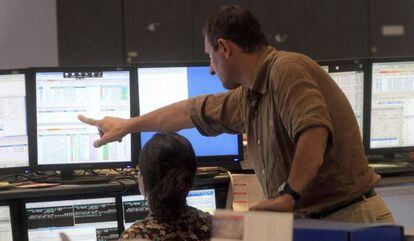 Operadores de bolsa en un banco de Milán, Italia.