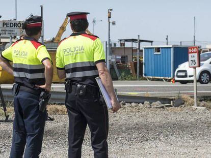 Dos &#039;mossos&#039; vigilan una carretera en Juneda (Lleida).