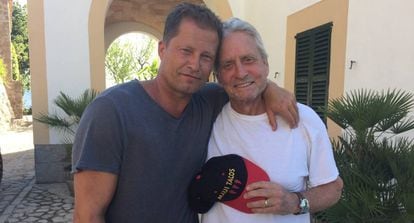 Michael Douglas con su amigo el actor y director alemán Til Schweiger este verano en su casa de Mallorca.