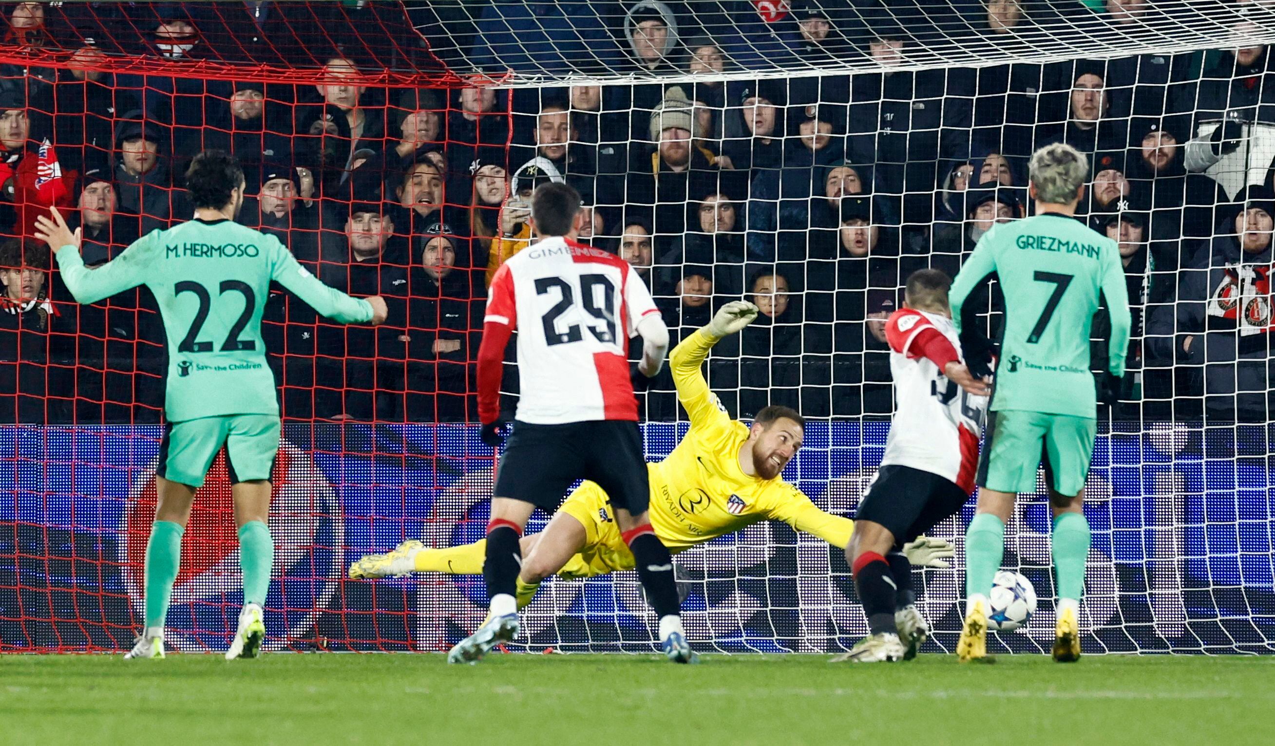 Mats Wieffer marca el único gol del Feyenoord.