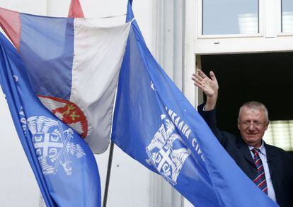 Vojislav Seselj saluda desde la sede del partido, en Belgrado.