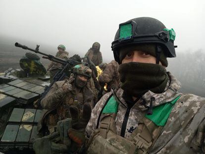 Fotografia selfie de Fabián Coy com alguns de seus camaradas de sua unidade da Legião Internacional, no leste da Ucrânia, em imagem fornecida.