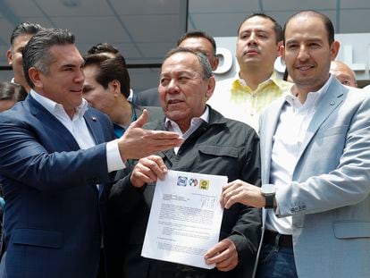 Alejandro Moreno, Jesús Zambrano y Marko Cortés durante el registro de la alianza del Frente Amplio por México ante el Instituto Nacional Electoral.