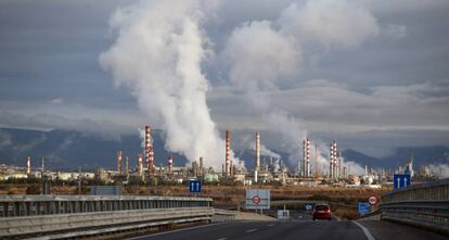 Chimeneas en el polígono petroquíimico norte en Tarragona