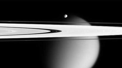 Imagen de dos de los satélites de Saturno: Titán (el grande) y Epimeteo (pequeño, en el centro). En primer plano, los anillos del planeta. Foto tomada por la sonda 'Cassini' el 28 de abril de 2006.