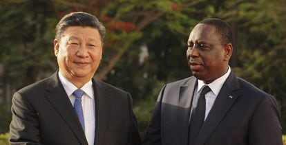 El presidente chino, Xi Jinping, con su homólogo senegalés, Macky Sall, en Dakar.