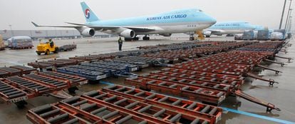 Aviones de la compañía Korean Air, destinados la transporte de mercancías, parados en el aeropuerto de Seúl ante la imposibilidad de viajar a Europa.