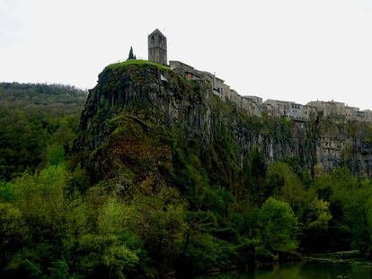 Castellfollit de la Roca, sobre el risco basáltico.