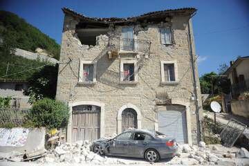 Una vivienda afectada en Pescara del Tronto.