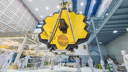 Vista del telescopio espacial James Webb con sus espejos completamente desplegados.