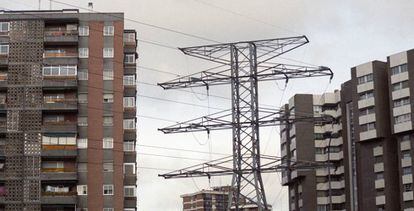 Torre de electricidad de un barrio de Madrid en una foto de archivo. 