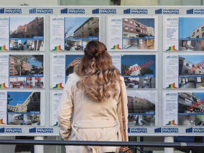 Anuncios de ventas de pisos en una inmobiliaria de Madrid.
