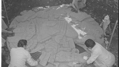 Un grupo de arqueólogos limpia el monolito de Coyolxauhqui, tras su descubrimiento en 1978.