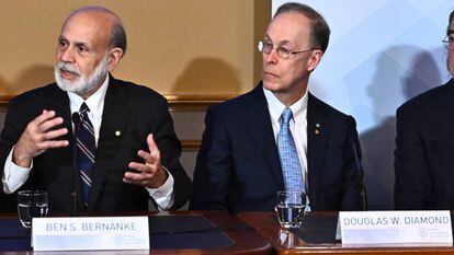 Ben Bernanke, Douglas Diamond y Philp H. Dybvig, durante el acto de entrega del Premio de Ciencias Económicas del Banco de Suecia en Memoria de Alfred Nobel.  