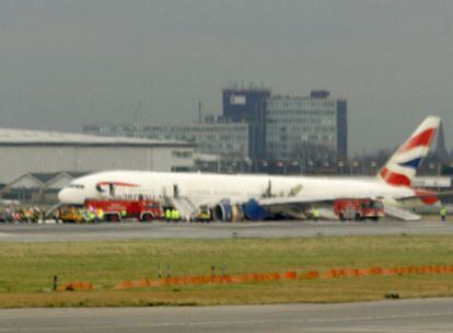 El avión accidentado, en el aeropuerto de Heathrow.