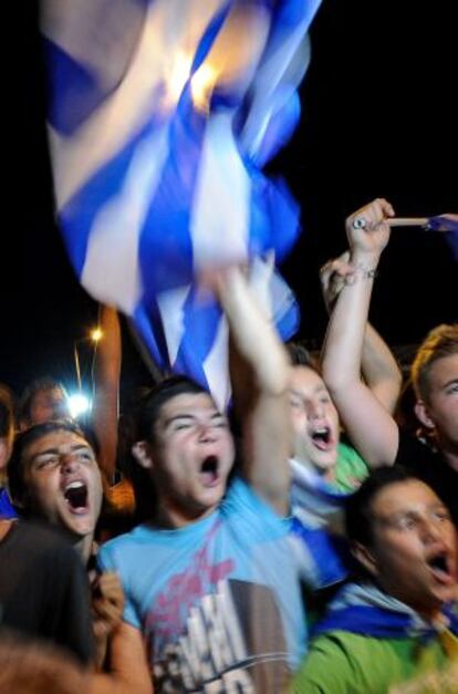Aficionados griegos celebran la clasificación de su selección, frente al Parlamento, en Atenas.