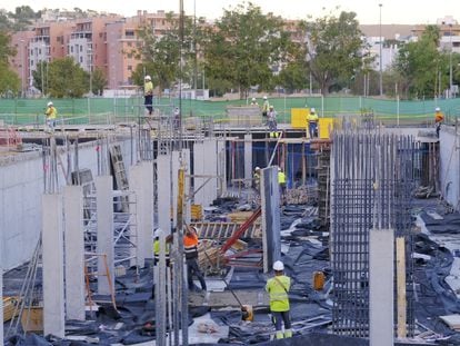 Obreros trabajan en una construcción en Camas (Sevilla).